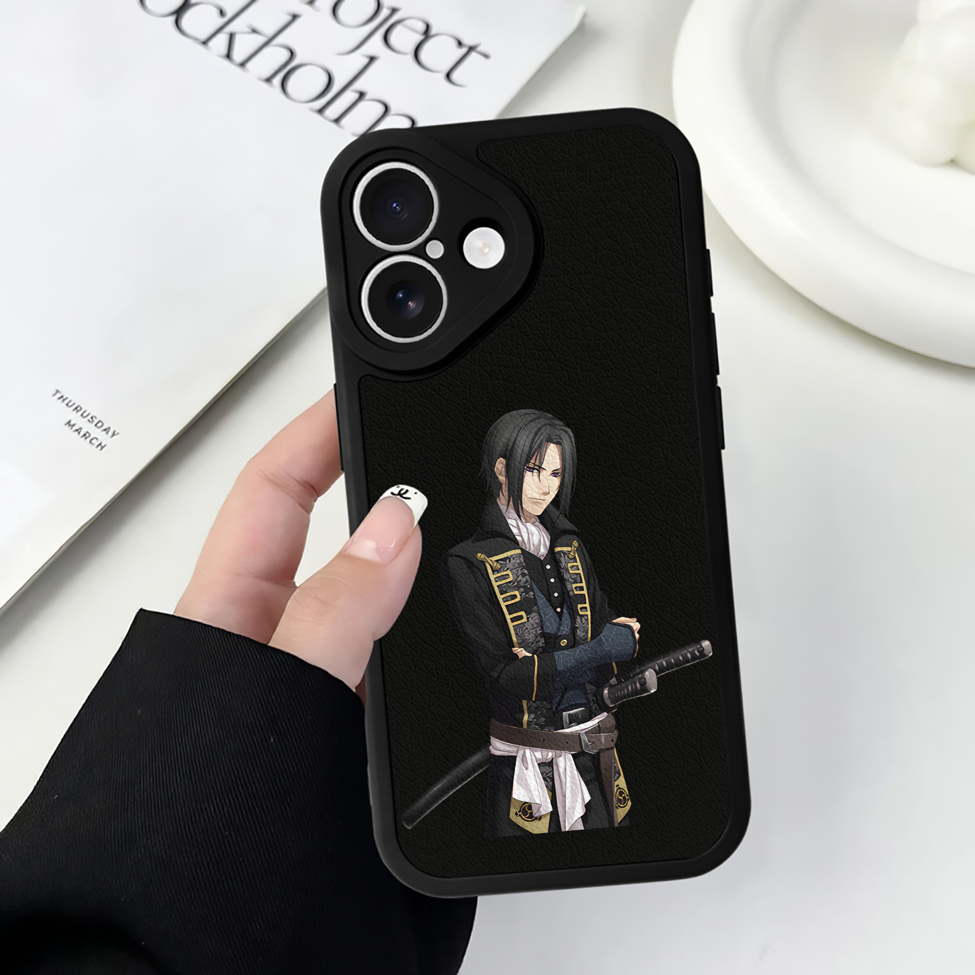 （画像用） ぎんたま 坂田銀時（さかたぎんとき） 神楽 志村新八（しむら しんぱち） GINTAMA Sakata Gintoki Kagura Shimura Shinpachi 【iPhone 16シリーズ対応】シリコンスマホケース（レザー調） 材質：シリコン